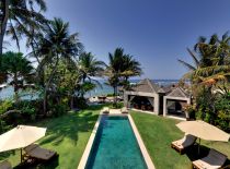 Villa Majapahit Maya, Piscine et jardin